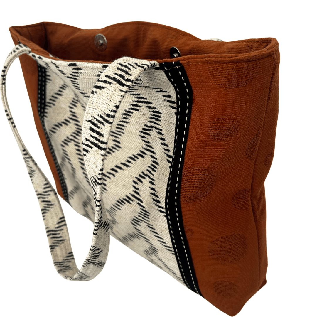 Angled side view of Burnt Caramel Noir tote showing open top, magnetic clasp and burnt toffee Japanese cotton side panel – Lyssy May